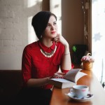 Frau in Café Bloggen